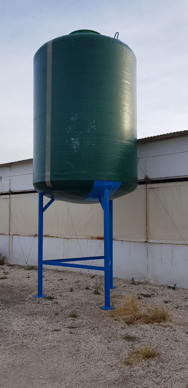 DEPÓSITO VERTICAL CON PATAS METÁLICAS