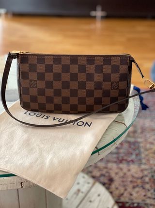 Pochette Louis Vuitton original de segunda mano por 700 EUR en Sant Cugat  del Vallès en WALLAPOP