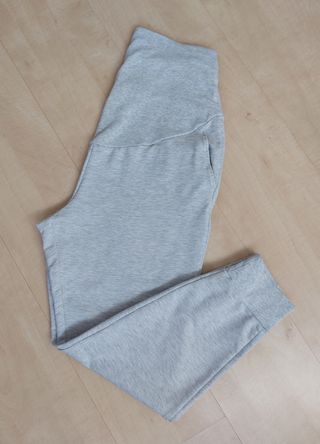 Pantalón tipo chandal premama de segunda mano por 10 EUR en Vitoria-Gasteiz  en WALLAPOP