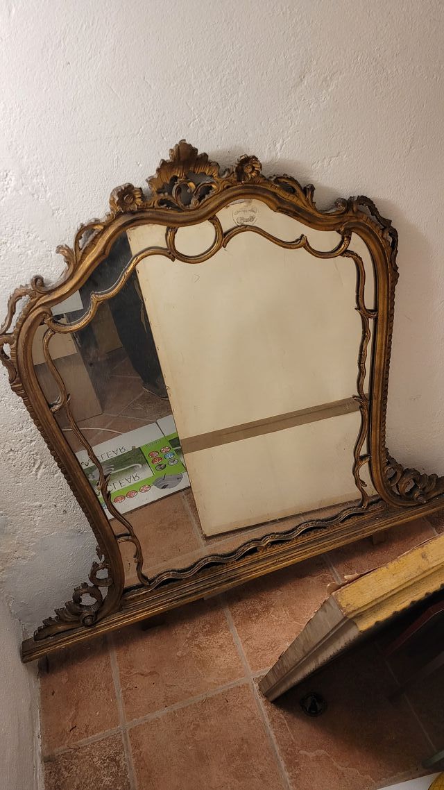 Antica specchiera da muro in legno dorato