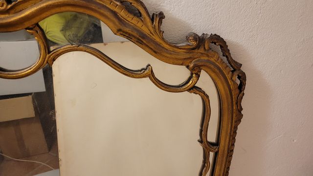 Antica specchiera da muro in legno dorato