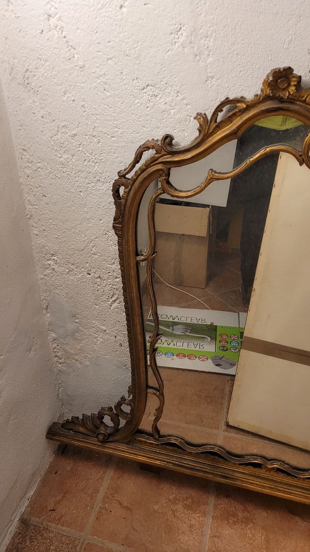 Antica specchiera da muro in legno dorato