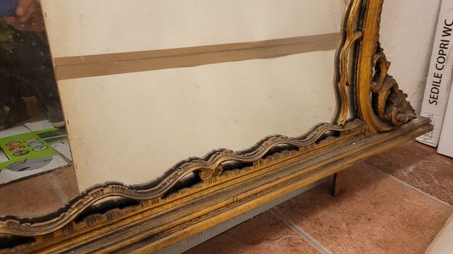 Antica specchiera da muro in legno dorato