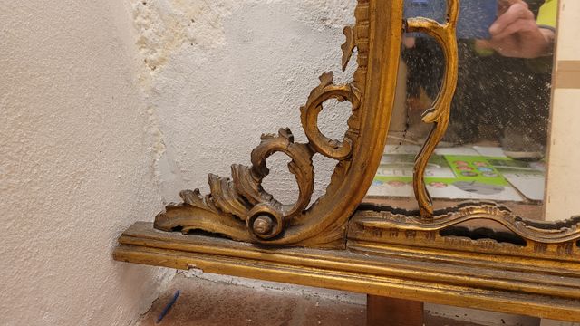 Antica specchiera da muro in legno dorato