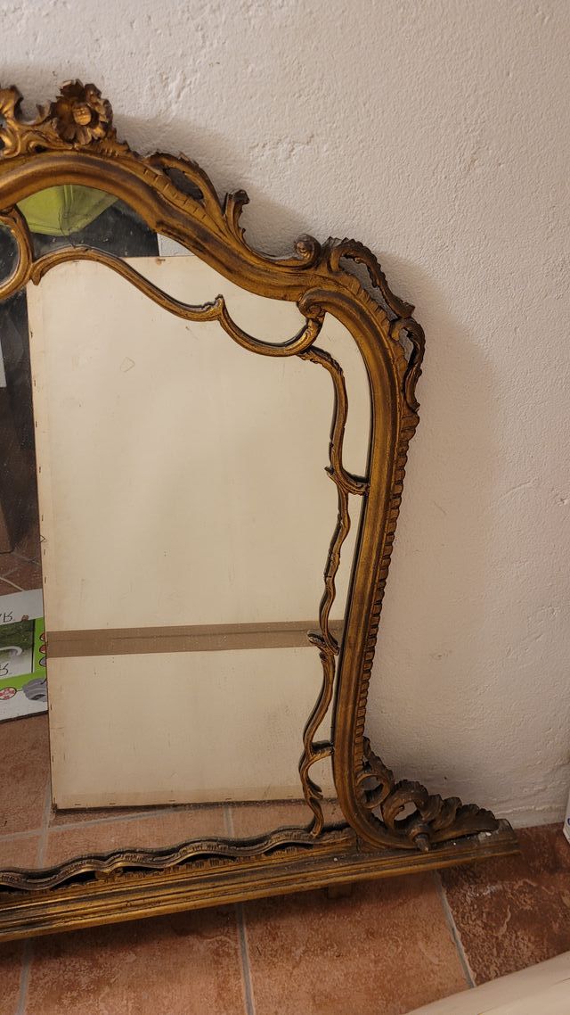 Antica specchiera da muro in legno dorato