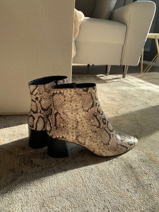 Botines piel de serpiente de Mango de segunda mano por 15 EUR en Bilbao en  WALLAPOP