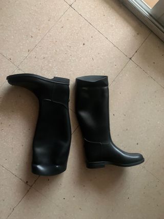 Botas de agua negras para mujer de segunda mano por 11 EUR en Playa de Sant  Joan en WALLAPOP