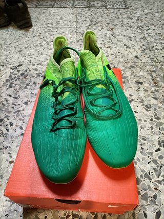 Botas de fútbol Talla 42 \\u2154 de segunda mano por 25 EUR en Armellada en  WALLAPOP