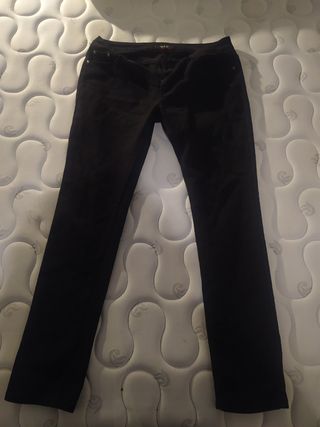 Pantalones largos tejanos de segunda mano por 3 EUR en Barcelona en WALLAPOP