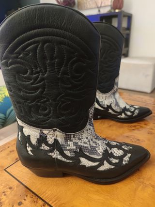 Botas cowboy negras y blanco tipo serpiente . de segunda mano por 35 EUR en  Madrid en WALLAPOP