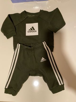 Chándal bebe adidas original talla 0\\/3 meses de segunda mano por 8 EUR en  Sabadell en WALLAPOP