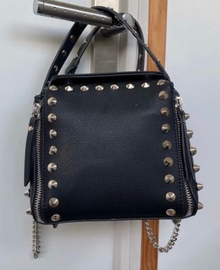 Bolso negro tachuelas de Zara de segunda mano por 12 EUR en Bertamirans en  WALLAPOP