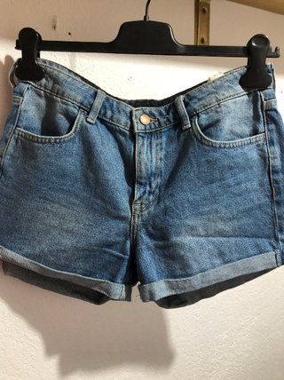 Shorts tejanos anchos con dobladillo. NUEVOS de segunda mano por 4,5 EUR en  Girona en WALLAPOP
