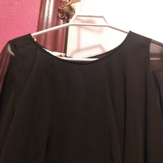 vestido negro de gasa con capa