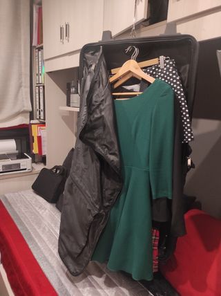 Portatrajes , con ruedas robusto para viaje de segunda mano por 30 EUR en  Gijón en WALLAPOP