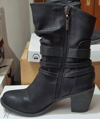 Botas Chica 10 de segunda mano por 17 EUR en Oliva en WALLAPOP