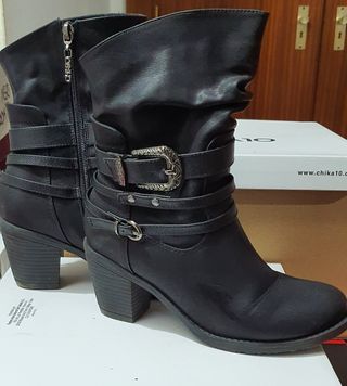Botas Chica 10 de segunda mano por 17 EUR en Oliva en WALLAPOP