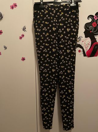 Pantalón flores Primark de segunda mano por 4 EUR en La Cuesta en WALLAPOP
