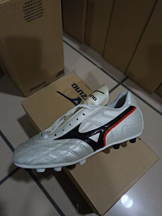 Zapatillas botas futbol tacos talla 40 de segunda mano por 24 EUR en  Valdepeñas en WALLAPOP