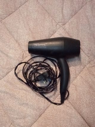 Secador de pelo Tresemmé de segunda mano por 8 EUR en Torrox Park en  WALLAPOP