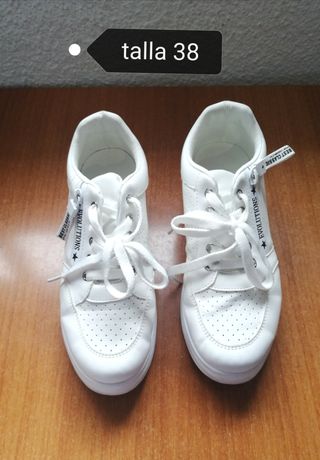 Zapatillas blancas 38 de segunda mano por 12 EUR en Collado Villalba en  WALLAPOP