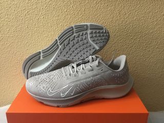 NIKE AIR ZOOM PEGASUS TALLA 44 edición especial de segunda mano por 79,99  EUR en Tavernes Blanques en WALLAPOP