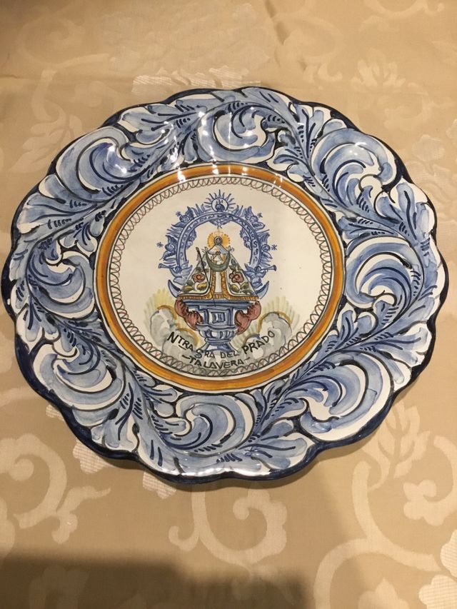 Plato ,fuente de cerámica de Talavera.