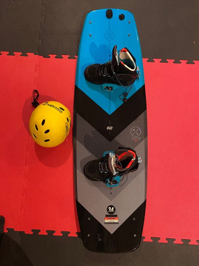 Tabla de wake + Botas cerradas + casco
