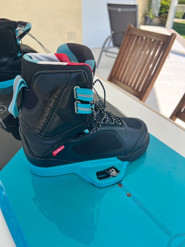 Tabla de wake + Botas cerradas + casco