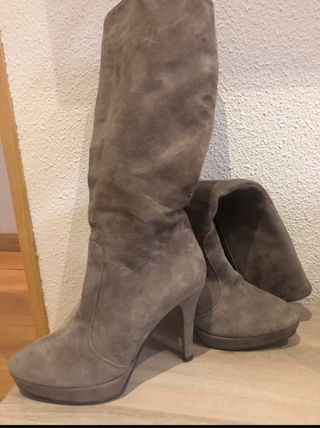 Botas altas de piel color topo de segunda mano por 13 EUR en Madrid en  WALLAPOP