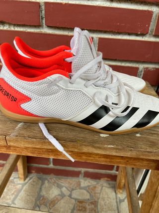 Botas fútbol sala Talla 39 1\\/3 de segunda mano por 20 EUR en Fuenlabrada  en WALLAPOP