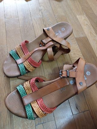 Sandalias con un poco de cuña de segunda mano por 5 EUR en Madrid en  WALLAPOP