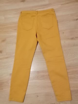 Pantalón mujer, T. 42 color mostaza de segunda mano por 5 EUR en Simancas  en WALLAPOP