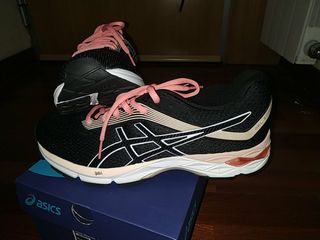 Asics Gel Zone 7 Mujer Nuevas de segunda mano por 55 EUR en Montornès del  Vallès en WALLAPOP