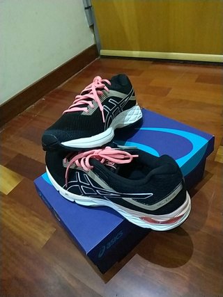 Asics Gel Zone 7 Mujer Nuevas de segunda mano por 55 EUR en Montornès del  Vallès en WALLAPOP