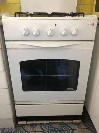 Cocina a gas con 5 fuegos con Horno eléctrico. EKA | Gatoo
