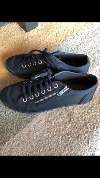 Tenis\\/zapatillas negros de hombre de Zara de segunda mano por 8 EUR en  Rutis en WALLAPOP