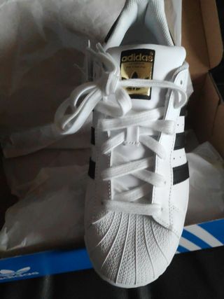 Adidas Superstar talla 40 de segunda mano por 80 EUR en Alcalá de Guadaíra  en WALLAPOP