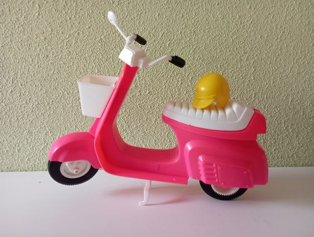 Moto de la Barbie año 1978. Incluyo el casco