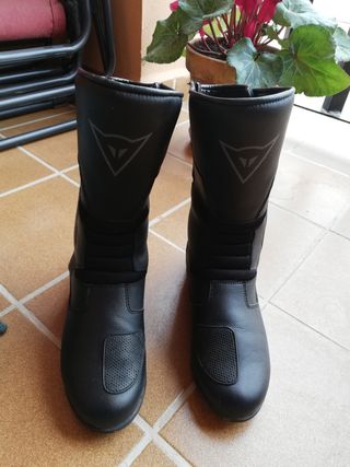 Botas Dainese impermeables de segunda mano por 90 EUR en Granada en WALLAPOP