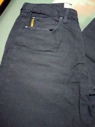 Pantalones Armani Jeans de segunda mano por 50 EUR en Barcelona en WALLAPOP