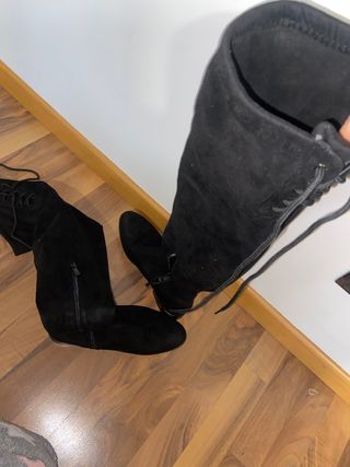 Botas negras altas sin tacon talla 40 de segunda mano por 25 EUR en Madrid  en WALLAPOP