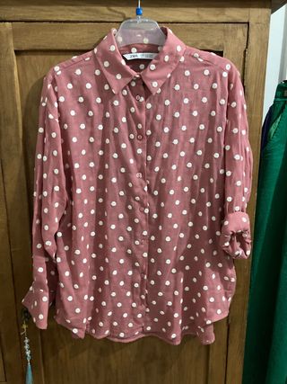 Camisa lunares Zara de segunda mano por 8 EUR en Solete Alto en WALLAPOP