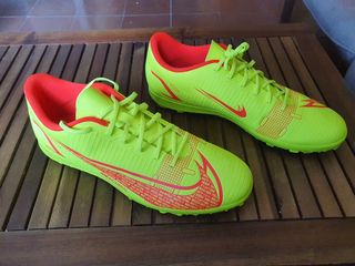 Zapatillas microtacos de fútbol Nike talla 46 de segunda mano por 36 EUR en  Barcelona en WALLAPOP