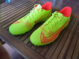 Zapatillas microtacos de fútbol Nike talla 46 de segunda mano por 36 EUR en  Barcelona en WALLAPOP