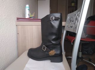 BOTAS MOTERAS PIEL. MEDIA CAÑA.NEGRO. HOMBRE\\/MUJER de segunda mano por 20  EUR en Valencia en WALLAPOP