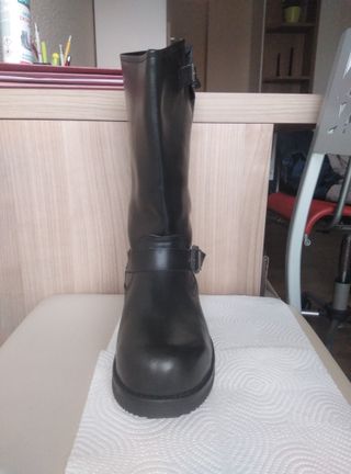 BOTAS MOTERAS PIEL. MEDIA CAÑA.NEGRO. HOMBRE\\/MUJER de segunda mano por 20  EUR en Valencia en WALLAPOP