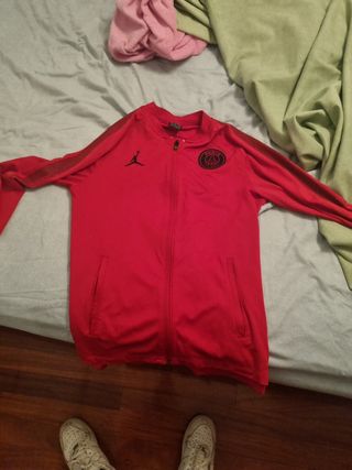 Sudadera psg con jordan roja nueva. de segunda mano por 50 EUR en Orozketa  en WALLAPOP