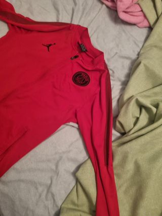 Sudadera psg con jordan roja nueva. de segunda mano por 50 EUR en Orozketa  en WALLAPOP