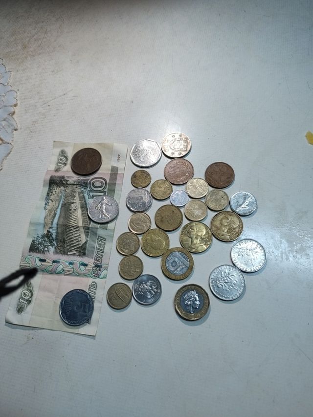 monedas y un billete son diferentes países